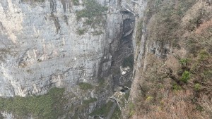 张家界天门山再迎降雪 冬日浪漫引游客拍照留念