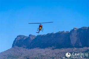 四川小伙背七旬母親登劍門關(guān) 體驗低空飛行