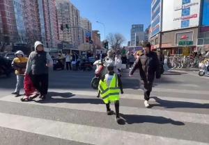 北京街頭現(xiàn)“機(jī)器人交警”,？警方,、涉事公司回應(yīng) 山寨版引發(fā)圍觀混亂