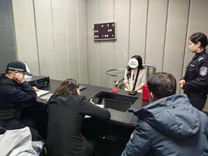 女歌手巡演結(jié)束后在車內(nèi)被抓 逃避債務(wù)終被擒