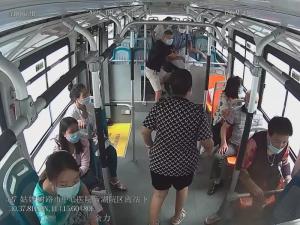 男子公交車上突然暈倒 司機(jī)和乘客齊心救助 生死時(shí)速救援