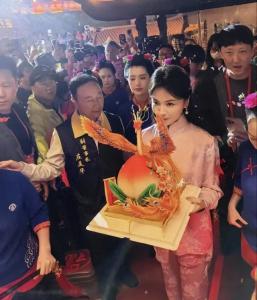 刘涛一脸虔诚地为妈祖献上精美的寿桃 庄重喜庆传文化