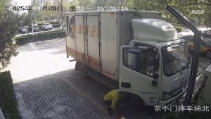 男子抽煙順手點(diǎn)燃楊柳絮被拘留10天 過失引發(fā)火災(zāi)