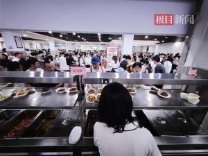 游客擠癱政府食堂：飯碗都不夠用 超3000人就餐
