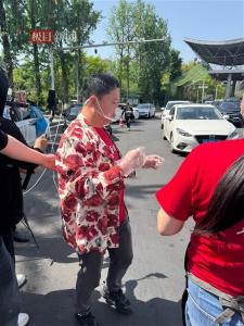 鹵鵝哥在高速口給游客投喂鹵鵝 諾言成真