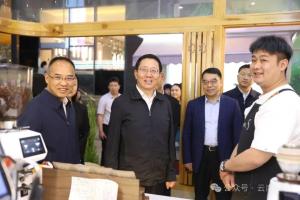 省長夜訪 走進一家咖啡店 促進夜間經(jīng)濟發(fā)展