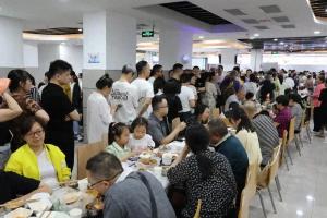 媒體評多地政府食堂打開大門 誠意服務(wù)暖人心
