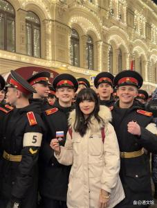 俄士兵跟中國女生學(xué)說中文還比心 紅場上的友好互動