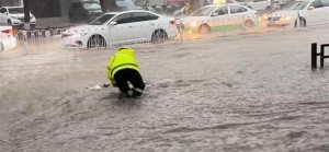河北承德大雨 民警蹚水抱娃過馬路 暴雨中堅(jiān)守崗位