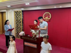 北京首個(gè)戶外婚姻登記點(diǎn)啟用 新人體驗(yàn)“就地成家”便利