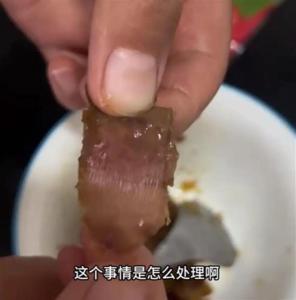 來伊份粽子被指吃出帶血創(chuàng)可貼 寶媽質問商家責任