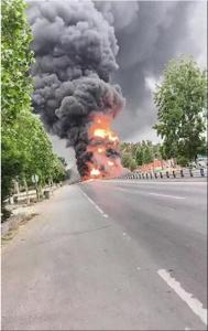 320國(guó)道一輛油罐車起火 熊熊大火引發(fā)關(guān)注
