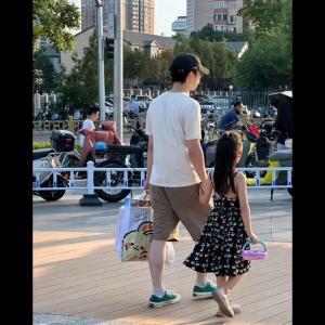 董子健帶7歲女兒跑步 展現(xiàn)合格爸爸形象