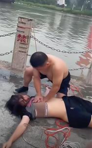 大叔救溺水女被質(zhì)疑猥褻 無理指責(zé)引發(fā)爭議