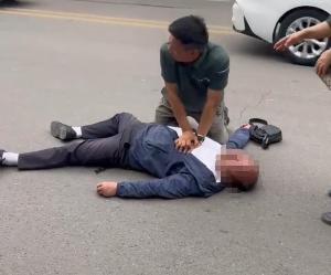 一男子昏迷倒地警民合力施救 眾人齊心急救