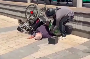 老人摔得頭破血流外賣小哥出手了 老人兒子趕來崩潰大哭