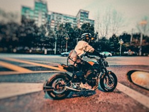 汽車與摩托車相撞 2人被撞飛：安全意識的重要性