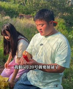 龍麻子帶女友見(jiàn)家長(zhǎng)跪在父親墳前落淚 雙喜臨門(mén)引發(fā)熱議