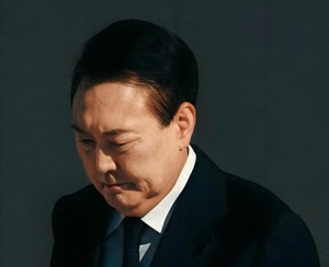 尹錫悅退黨是一場“鬧劇”嗎 權(quán)力崩塌的終局