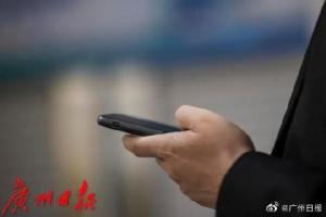 老伯躺著玩手機(jī)險被砸失明 長期忽視外傷致眼損