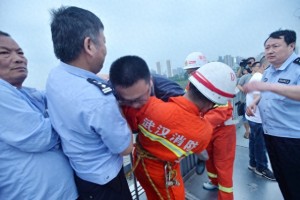 男子被父母責罵后投河輕生 民警縱身一躍生死救援
