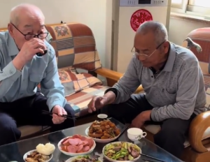 90歲爺爺看望他93歲的哥 兩位兄弟團聚把酒言歡