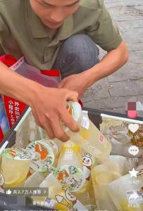 倒賣檸檬水賺差價(jià)小伙談初衷 分享創(chuàng)業(yè)實(shí)操示范