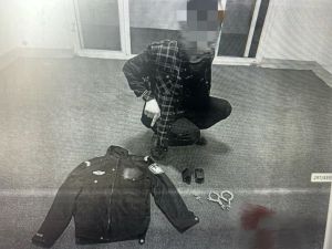 5男子開(kāi)假“派出所”獲刑 冒充警察搶劫被判刑