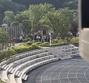 男生化糞池墜亡副校長(zhǎng)被免職 校方安全管理責(zé)任重大