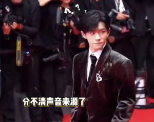 外媒小哥演我見到易烊千璽 易烊千璽回頭尋找聲音來源