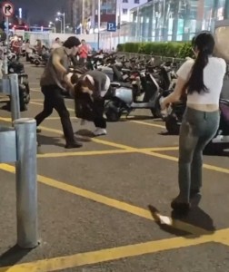 深圳公安回應(yīng)男子地鐵口打人 涉事者曾患精神分裂癥