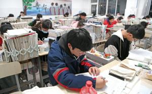 媒體評(píng)學(xué)校鼓勵(lì)同學(xué)間有獎(jiǎng)舉報(bào) 檢舉文化引爭(zhēng)議