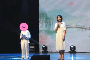 董卿與兒子同臺朗讀 溫馨畫面盡顯母子情深