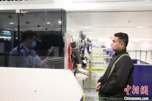 杭州機(jī)場迎首批入境旅客 免簽新政促便利