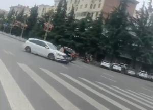 社區(qū)女書記開車追攆女子撞2人被刑拘 疑似糾紛引發(fā)事故