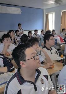 班主任送第一屆學(xué)生畢業(yè)落淚 師生情深共憶三年時光