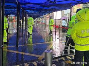 高考首日江蘇張家港考生雨中赴考 暖心護(hù)考氛圍濃
