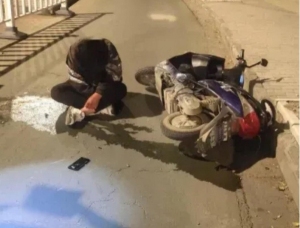 男子醉酒后騎摩托車騎到路中間車輛突然散架,！