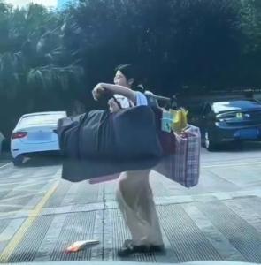 對(duì)話(huà)高考后挑行李回家的女生：包里三床被子要帶回家,，媽媽當(dāng)時(shí)就在我身后 樸實(shí)無(wú)華感動(dòng)網(wǎng)友