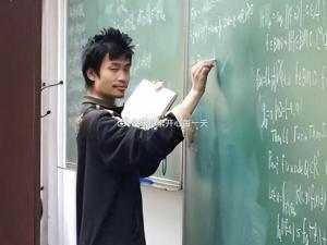 韋東奕辦公桌上放著熟悉的大礦泉水瓶 純粹數(shù)學(xué)天才的簡單生活