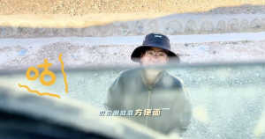 男子車壞在無人區(qū) 攔車求助獲幫助 司機(jī)贈面相助