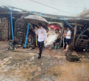 廣東一對新人堅持臺風天結(jié)婚 風雨無阻的愛情見證