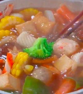 請?jiān)诼愤吅窟罂薜哪吧⒊粤岁P(guān)東煮