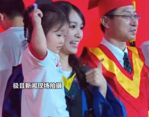 26歲畢業(yè)生帶3歲女兒一起撥穗,，“能順利畢業(yè)要感謝我的婆婆,！”