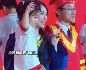 26歲畢業(yè)生帶3歲女兒撥穗：能順利畢業(yè)要感謝我的婆婆