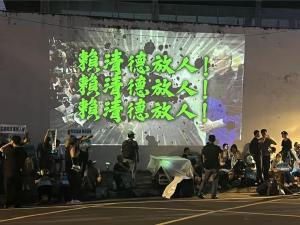 臺網(wǎng)紅“館長”聲援柯文哲激動落淚 現(xiàn)場聲援情深意切