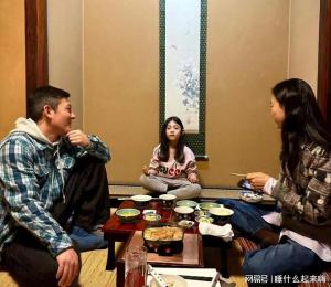 陳冠希秦舒培帶女兒海邊度假 時(shí)尚一家樂享陽光