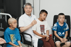 8歲新疆男孩擺脫先天殘缺有了新耳朵！上海專家完成南疆首例“再造耳”手術(shù)