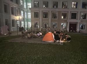 哈爾濱高?；貞獙W生在走廊打地鋪 高溫致宿舍難耐