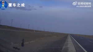 司機(jī)看導(dǎo)航致車(chē)輛偏移撞立柱,，交警提示專(zhuān)注駕駛